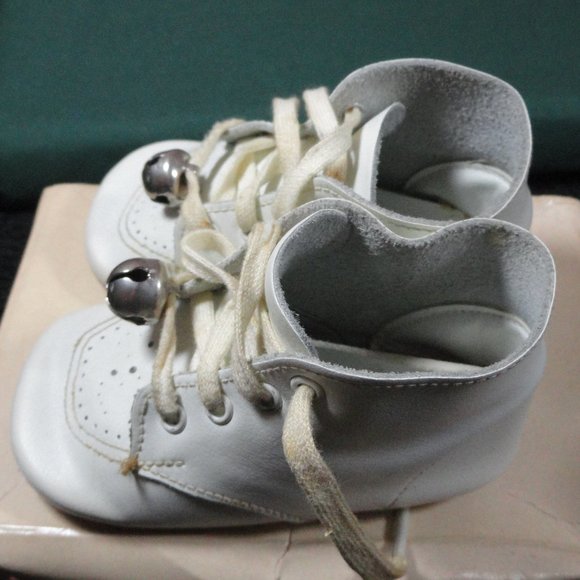 VTG Baby Beaver Soft soles leather shoes w/Bells and box, sz 2~Decor item. - Picture 5 of 9